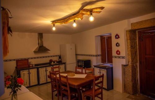 Sortelha House | Holiday Home 'Casa Da Cerca' with Mountain View, Wi-Fi and Air Conditioning