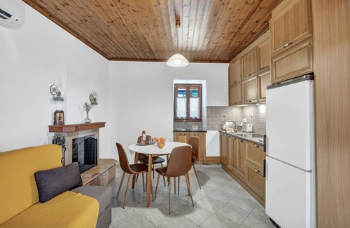 Katokhorion House | Holiday Home 'Casa De La Vita' with Mountain View, Wi-Fi and Air Conditioning