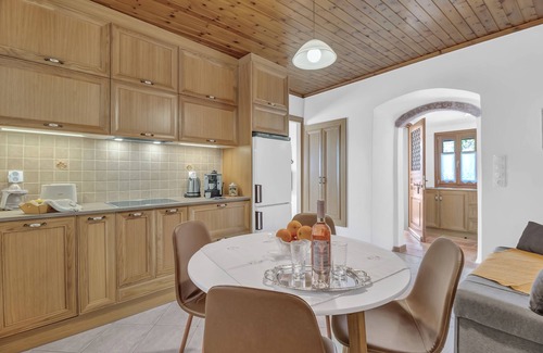 Katokhorion House | Holiday Home 'Casa De La Vita' with Mountain View, Wi-Fi and Air Conditioning