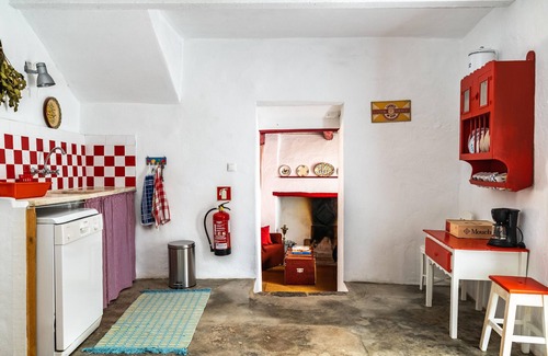 Avis House | Holiday Home 'Casa Do Pelourinho' with Private Terrace and Wi-Fi
