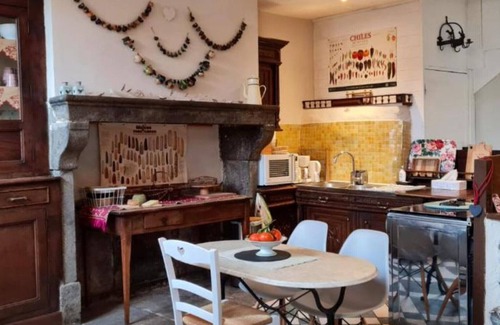 Mauzun Cottage | Holiday Home 'Casa Guanajuato' with Mountain View, Wi-Fi and Air Conditioning