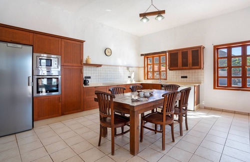 Guatiza House | Holiday Home 'Casa La Caldereta' with Mountain Views, Private Pool and Wi-Fi