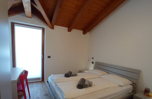 Pellizzano House | Holiday Home 'Casa Martinelli Rodelia Verde' with Mountain View, Private Garden and Wi-Fi