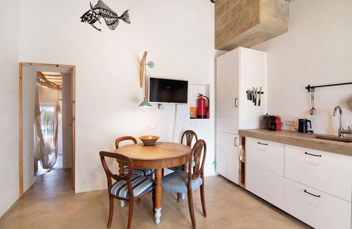 Moncarapacho e Fuseta House | Holiday Home 'Casa Frango' with Mountain View, Shared Pool, Garden & Wi-Fi