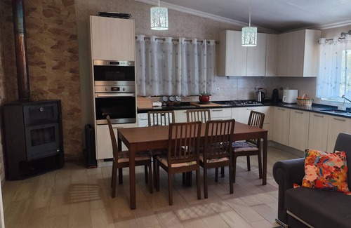 Cartaxo House | Holiday Home 'Casa 3' with Shared Pool, Wi-Fi and Air Conditioning