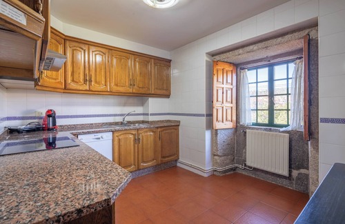 Areas House | Holiday Home 'Casa Rectoral Entera' with Mountain View, Private Pool and Wi-Fi