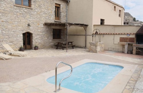 Vilagrasa House | Holiday Home 'Casa Rural Cal Caminer' with Private Pool, Wi-Fi and Air Conditioning