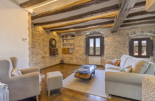 Nalec House | Holiday Home 'Casa Rural Con Spa En La Bodega' with Mountain View and Wi-Fi