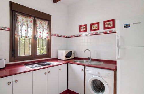 Barbate House | Holiday Home 'Casa Rural La Higuera' with Shared Pool, Wi-Fi and Air Conditioning