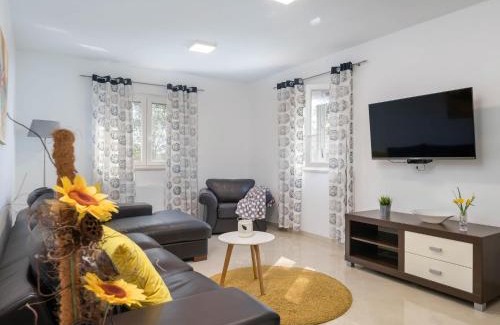 Prodol House | Holiday Home Casetta Filip by Interhome