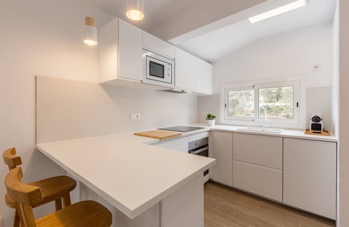 Canyelles House | Holiday Home "Casita Palmeras" with Mountain View, Private Garden & Wi-Fi