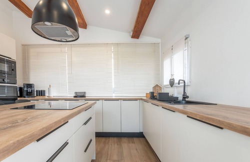 Sollies-Toucas House | Holiday Home 'Charmante Villa Necsilia' with Mountain View, Wi-Fi and Air Conditioning