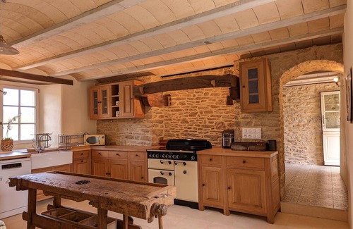 Camors House | Holiday Home 'Chaumière Bretonne - Palais Du Thé' with Shared Terrace, Private Garden and Wi-Fi