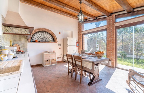 Pachino House | Holiday Home 'Cocciu D'amuri Luxury' with Private Garden, Wi-Fi and Air Conditioning