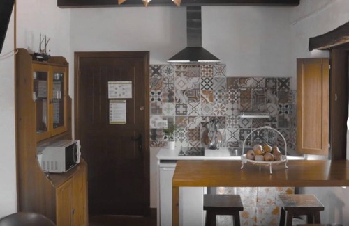 Deba House | Holiday Home 'Completa' with Mountain View, Private Garden and Wi-Fi