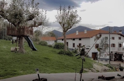 Deba House | Holiday Home 'Completa' with Mountain View, Private Garden and Wi-Fi