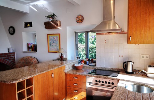 O Rosal House | Holiday Home 'Cottage' with Mountain View, Shared Pool and Wi-Fi