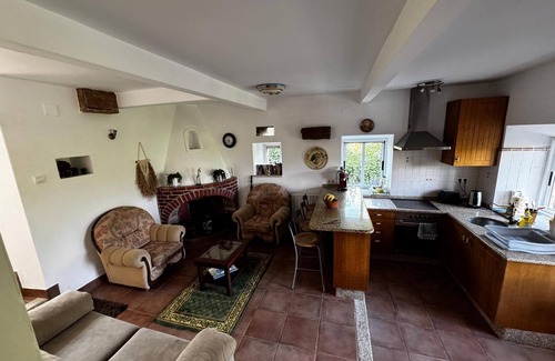O Rosal House | Holiday Home 'Cottage' with Mountain View, Shared Pool and Wi-Fi