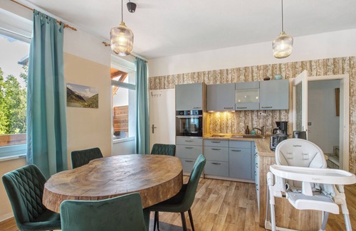 Mucheln House | Holiday Home 'Abendsonne' with Private Terrace, Private Garden and Wi-Fi