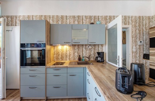Mucheln House | Holiday Home 'Abendsonne' with Private Terrace, Private Garden and Wi-Fi