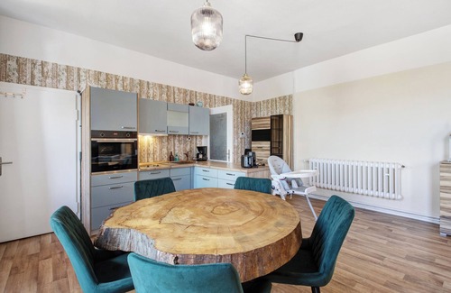 Mucheln House | Holiday Home 'Abendsonne' with Private Terrace, Private Garden and Wi-Fi
