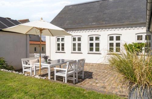 Assens House | Holiday Home Devis - 75m from the sea by Interhome