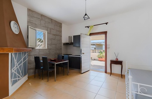 Torre Ovo House | Holiday Home 'Dilauro Con Piscina 1' with Shared Pool, Shared Terrace and Air Conditioning