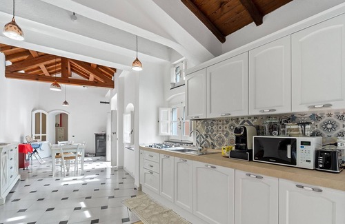 Dolianova House | Holiday Home 'Domus Dama' with Shared Garden, Wi-Fi and Air Conditioning