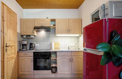 Nettersheim House | Holiday Home "Eine Quelle der Ruhe und Erholung" with Terrace, Garden & Wi-Fi