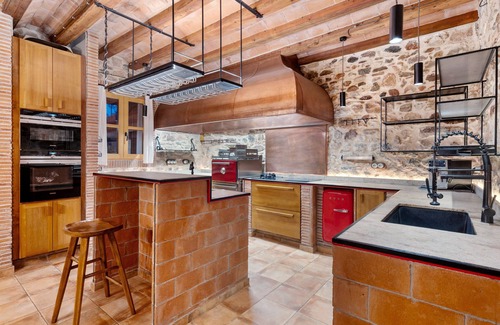 L'Ametlla del Valles House | Holiday Home 'Masia Can Divi' with Mountain Views, Wi-Fi and Air Conditioning