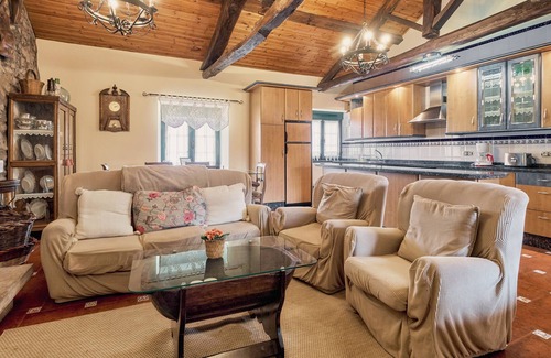 La Pola de Gordon House | Holiday Home 'El Corredor 1' with Private Terrace, Private Garden and Wi-Fi