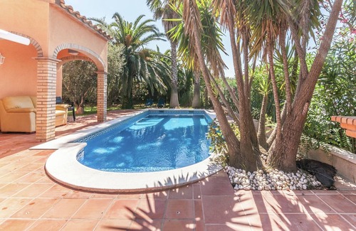 Sant Pere Pescador House | Holiday Home in Sant Pere near Beach