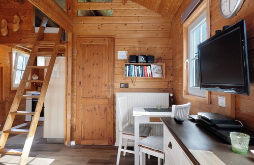 Toenning House | Holiday Home 'Ferienhaus Thomsen' with Private Garden and Wi-Fi