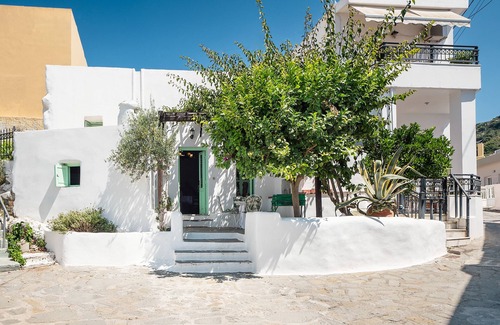 Psinthos House | Holiday Home 'Fedra's Traditional House' with Terrace, Garden & Wi-Fi