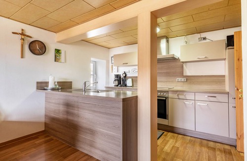 Frankenhofen House | Holiday Home 'Ferienhaus Em Biehl' with Terrace, Garden & Wi-Fi