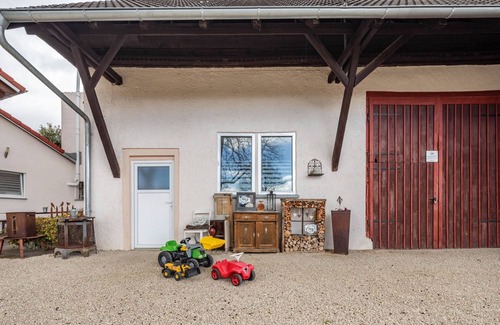Frankenhofen House | Holiday Home 'Ferienhaus Em Biehl' with Terrace, Garden & Wi-Fi
