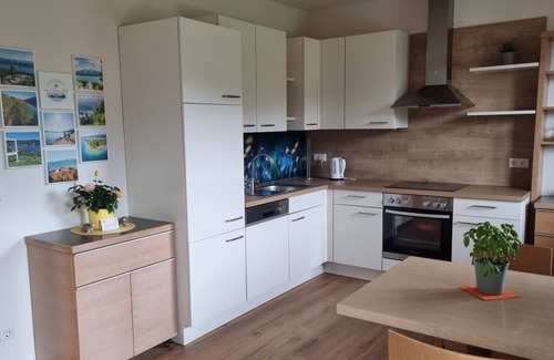 Foderlach House | Holiday Home 'Ferienhaus 3 Seeneck Villach Velden' with Mountain View, Private Terrace and Wi-Fi