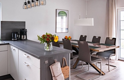 Krummin House | Holiday Home "Ferienhaus Familienkoje Hannah" with Private Terrace, Private Sauna & Wi-Fi