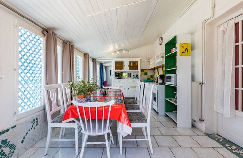 Gaillan-en-Medoc House | Holiday Home "Gîte 2 à la Maison Mosaïc" with Shared Pool & Wi-Fi