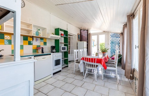 Gaillan-en-Medoc House | Holiday Home "Gîte 2 à la Maison Mosaïc" with Shared Pool & Wi-Fi