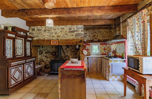 Lagrauliere House | Holiday Home 'Gite Loucastan' with Private Pool, Private Garden and Wi-Fi