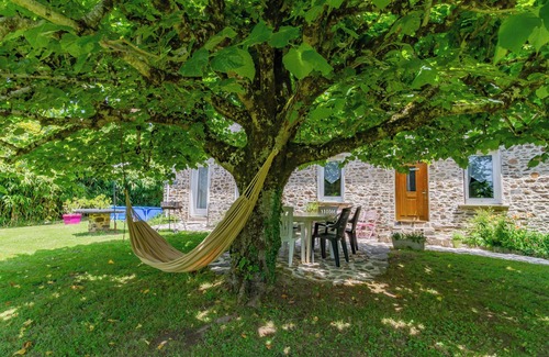 Lagrauliere House | Holiday Home 'Gite Loucastan' with Private Pool, Private Garden and Wi-Fi