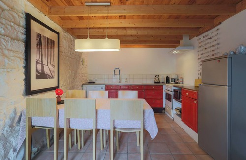 Prat House | Holiday Home 'Gite La Grange 6 Personnes' with Shared Pool, Private Terrace and Wi-Fi