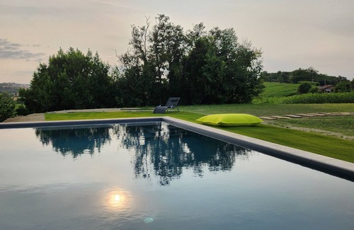 Maurens House | Holiday Home 'Gite Les Hauts D'En Perrin' with Mountain View, Wi-Fi and Air Conditioning