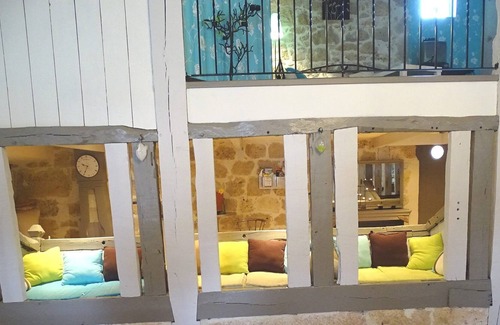 Colayrac-Saint-Cirq House | Holiday Home 'Gîte Malabeille' with Shared Pool, Private Terrace and Wi-Fi