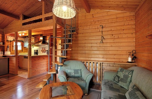 Gruenau House | Holiday Home 'Haus Cürsgen - Blockhaus Jana' with Private Terrace and Wi-Fi