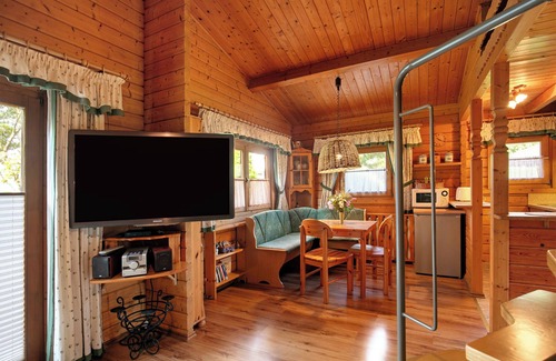 Gruenau House | Holiday Home 'Haus Cürsgen - Blockhaus Jana' with Private Terrace and Wi-Fi