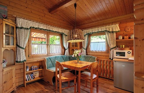 Gruenau House | Holiday Home 'Haus Cürsgen - Blockhaus Jana' with Private Terrace and Wi-Fi