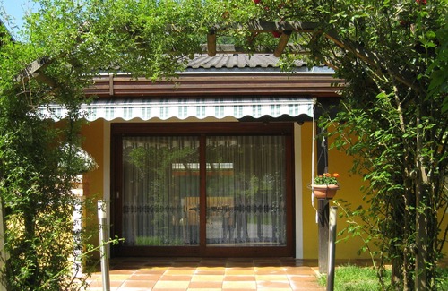 Gallizien House | Holiday Home "Haus Linsendorf" with Private Lake Access, Pool & Wi-Fi