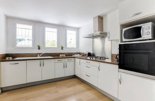 Barry-d'Islemade House | Holiday Home in Barry-d'Islemade with Pool
